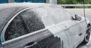 Eine kleine Revolution im SB-Waschbereich SONAX_Power-Foam-Energy.jpg Der Sonax Power Foam Energy ist im SB-Waschbereich multifunktional einsetzbar und überzeugt mit einem angenehmen Duft. Foto: Sonax