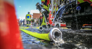 Auto brennt auf dem Gelände einer Waschanlagei