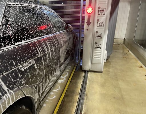 E-Auto waschen: Auto mit mattem Lack in einer Portalwaschanlage