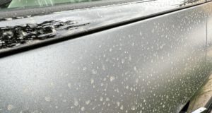 Platzregen spült Saharasand auf Autos Platzregen sorgt für unliebsame Überraschung