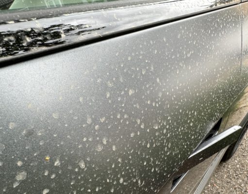 Platzregen spült Saharasand auf Autos Platzregen sorgt für unliebsame Überraschung