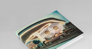 „Aral – eine Jahrhundertmarke“ Für den Jubiläumsbildband wurde ein zeitloses, epochenübergreifendes Design gewählt. Quelle: Aral AG