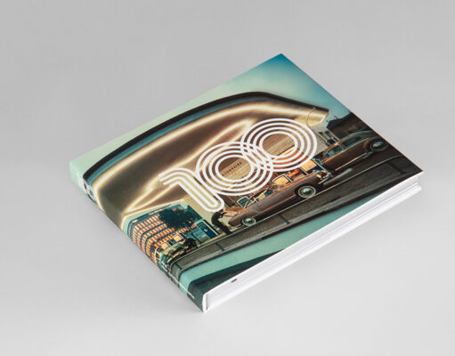 „Aral – eine Jahrhundertmarke“ Für den Jubiläumsbildband wurde ein zeitloses, epochenübergreifendes Design gewählt. Quelle: Aral AG