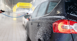 Sonax-Checkliste für die gründliche und sichere Vorreinigung SONAX_Vorreinigung.png Die manuelle Vorwäsche der Fahrzeuge hat entscheidenden Einfluss auf das gesamte Waschergebnis. Foto: Sonax