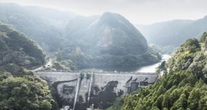 Kärcher trotzt dem Wirtschaftstrend Godzilla als Reverse-Graffiti-Kunstwerk auf dem Iwayagawachi-Staudamm in Japan (TM & © TOHO CO., LTD. Bild bereitgestellt von Kärcher).