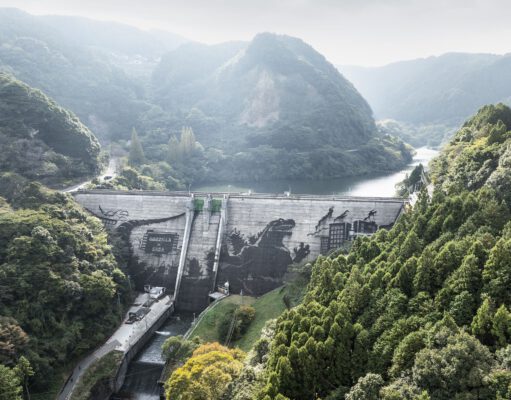 Kärcher trotzt dem Wirtschaftstrend Godzilla als Reverse-Graffiti-Kunstwerk auf dem Iwayagawachi-Staudamm in Japan (TM & © TOHO CO., LTD. Bild bereitgestellt von Kärcher).
