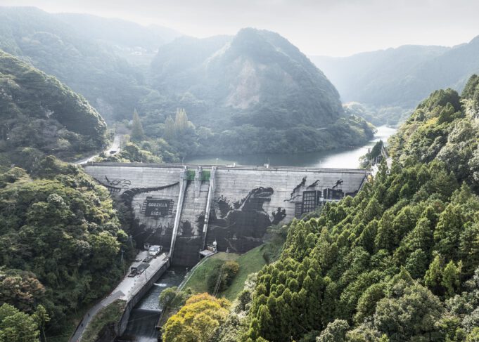 Godzilla als Reverse-Graffiti-Kunstwerk auf dem Iwayagawachi-Staudamm in Japan (TM & © TOHO CO., LTD. Bild bereitgestellt von Kärcher).