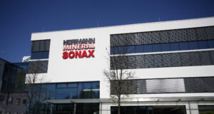 75 Jahre Sonax: „Blick nach vorn“ Seit 2008 präsentiert sich Sonax am Stammsitz in Neuburg an der Donau mit einem neuen Verwaltungsgebäude und modernen Schulungsräumlichkeiten.