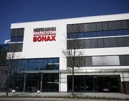 75 Jahre Sonax: „Blick nach vorn“ Seit 2008 präsentiert sich Sonax am Stammsitz in Neuburg an der Donau mit einem neuen Verwaltungsgebäude und modernen Schulungsräumlichkeiten.