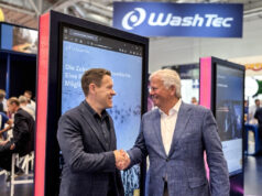 Ulrich Bellgardt, Vorsitzender des Aufsichtsrats der WashTec AG, rechts gratuliert Sebastian Kutz zur Vertragsverlängerung