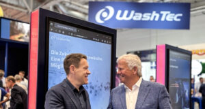 Vorstandsvertrag verlängert Ulrich Bellgardt, Vorsitzender des Aufsichtsrats der WashTec AG, rechts gratuliert Sebastian Kutz zur Vertragsverlängerung