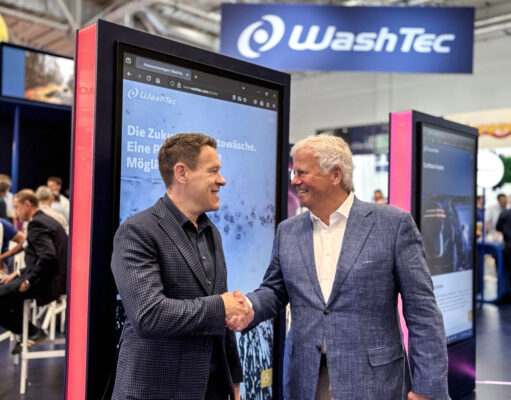 Executive Board contract extended Ulrich Bellgardt, Vorsitzender des Aufsichtsrats der WashTec AG, rechts gratuliert Sebastian Kutz zur Vertragsverlängerung