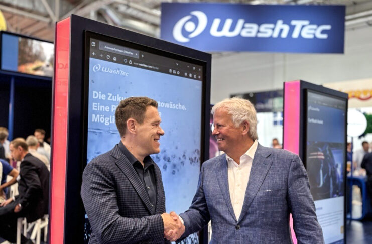 Ulrich Bellgardt, Vorsitzender des Aufsichtsrats der WashTec AG, rechts gratuliert Sebastian Kutz zur Vertragsverlängerung