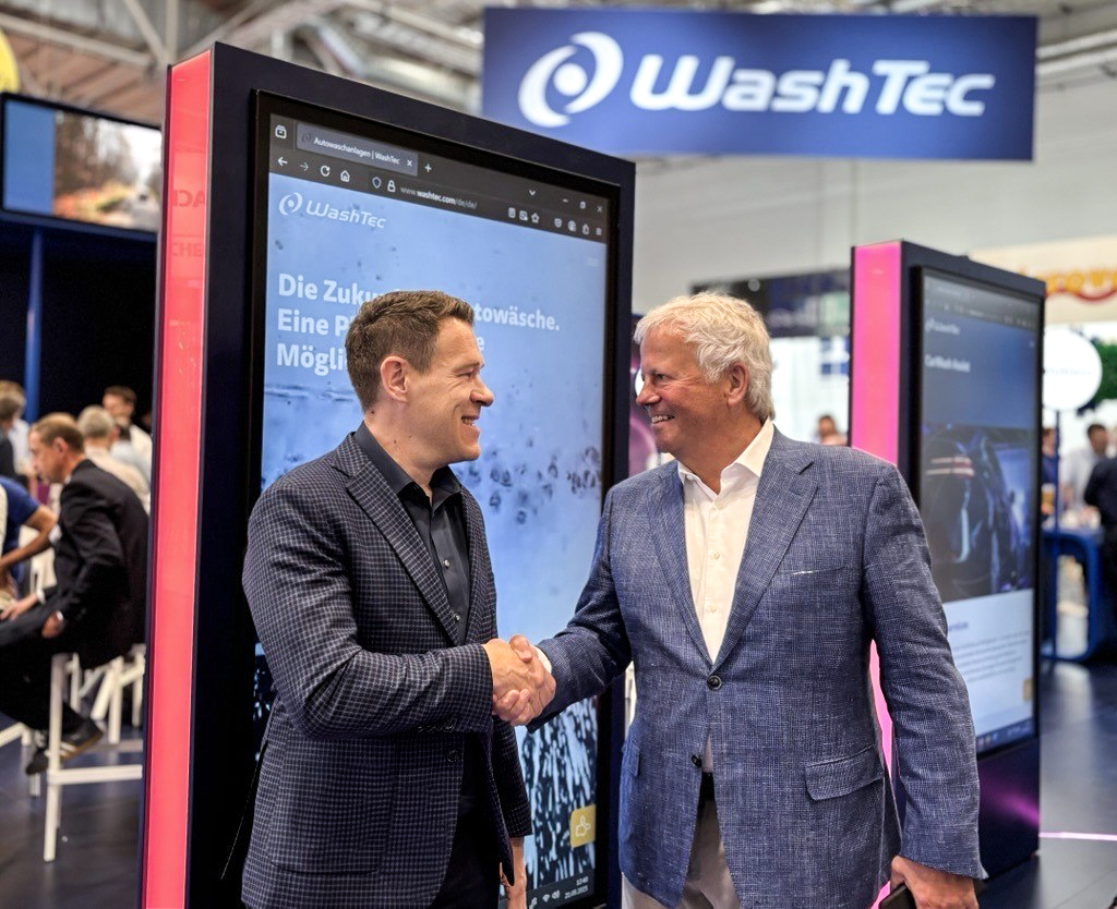 2025_Verlaengerung_Kutz Ulrich Bellgardt, Vorsitzender des Aufsichtsrats der WashTec AG, rechts gratuliert Sebastian Kutz zur Vertragsverlängerung