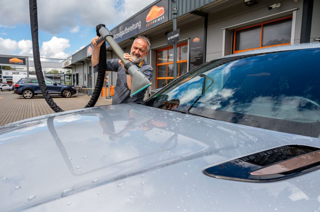 Mit der kostenpflichtigen Airffect-Trocknung erreicht Centerleiter Christian Huber den letzten Trocknungsschliff, denn Wasserreste werden aus Ritzen und Mulden entfernt. Foto: Sonax