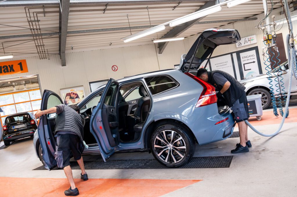 Auto Primus bietet seinen Kunden das Angebot einer professionellen Expressinnenreinigung ohne Termin. Damit verfügt der Anbieter über ein besonderes Alleinstellungsmerkmal in der Region. Foto: Sonax