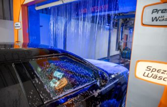 „Sonax bietet uns klare Wettbewerbsvorteile“ Der Bluefoam ist Bestandteil des Spezialwäsche-Programms.