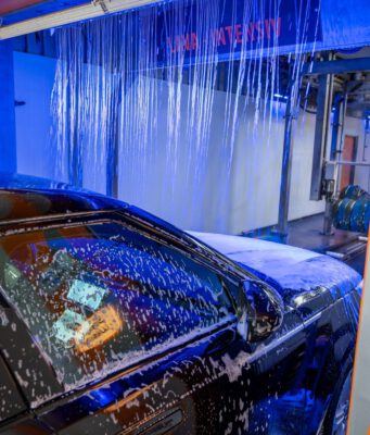 „Sonax bietet uns klare Wettbewerbsvorteile“ Der Bluefoam ist Bestandteil des Spezialwäsche-Programms.