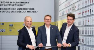 Kärcher Vertrieb Deutschland stelltFührungsteam neu auf ie neue Geschäftsführung der Alfred Kärcher Vertriebs-GmbH (von links): Dirk Jörn Hahn, Klaus Hirschle und Steffen Baum.