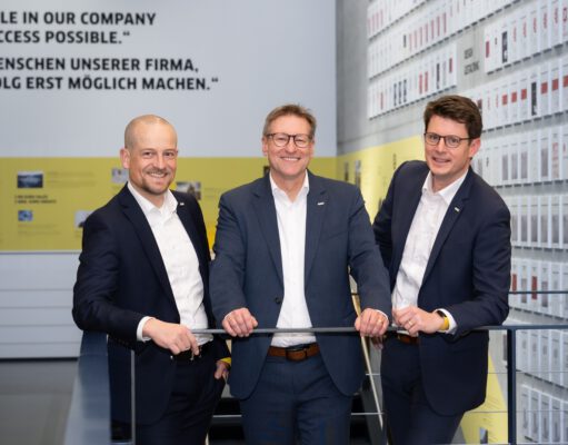 Kärcher Vertrieb Deutschland stelltFührungsteam neu auf ie neue Geschäftsführung der Alfred Kärcher Vertriebs-GmbH (von links): Dirk Jörn Hahn, Klaus Hirschle und Steffen Baum.