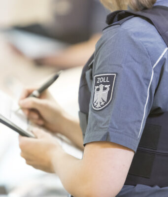 Zoll prüft Kfz-Werkstätten und Autowaschanlagen in Augsburg © Generalzolldirektion