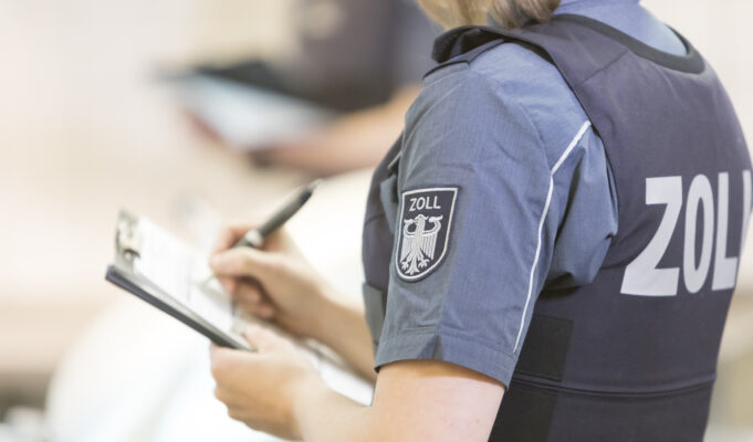 Zoll prüft Kfz-Werkstätten und Autowaschanlagen in Augsburg © Generalzolldirektion